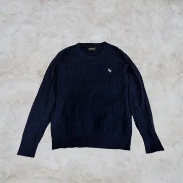 케이블 니트 네이비 로고 자수 크루넥 한국 패션