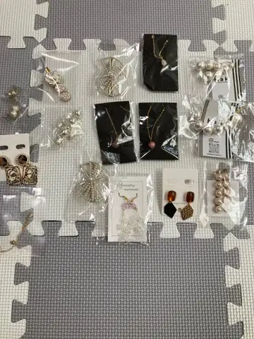 다양한 디자인의 핸드메이드 액세서리 세트