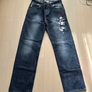 자수 장식 다크 블루 데님 팬츠