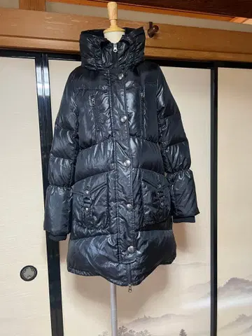 Backs 세련된 디자인 블랙 다운 80% 자켓 후드 부착 M 사이즈