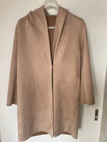 베이지 스웨이드 원단 후드 부착 얇은 소재 롱 코트