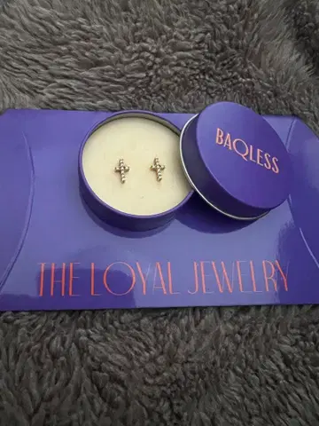 BAQLESS 골드 크로스형 귀걸이