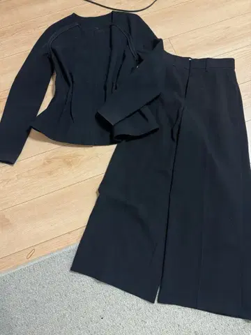 Mila Owen 외 블랙 수트 세트