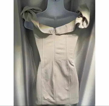 오프숄더 프릴 타이트 드레스 베이지