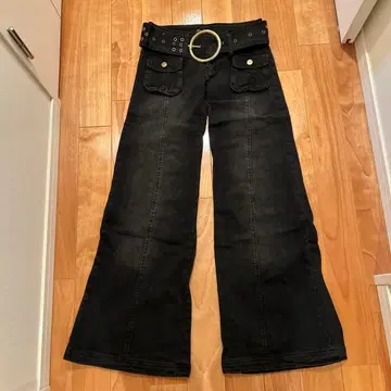 블랙 부츠컷 데님 (벨트 포함)