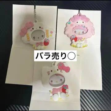 산리오 딸기 신문 50주년 기념 사진 배지 부착 마스코트