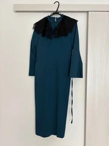 릴리 브라운 레이스 옷깃 긴팔 맥시 원피스