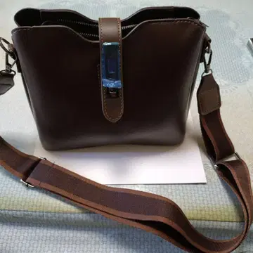 브라운 핸드백 지퍼 포함