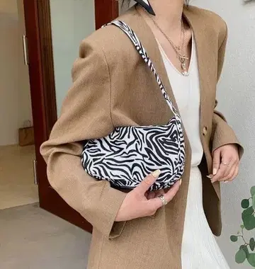 제브라 패턴 숄더백