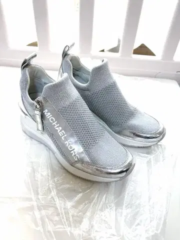 MICHAEL KORS 실버 화이트 스니커즈 슬립온 22cm