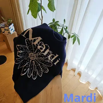 Mardi 네이비 꽃무늬 스웨터