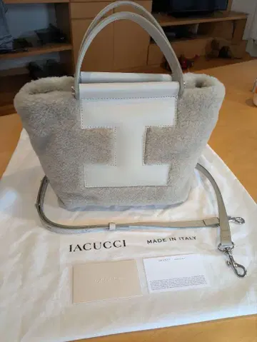 이아쿠치 무스탕 백