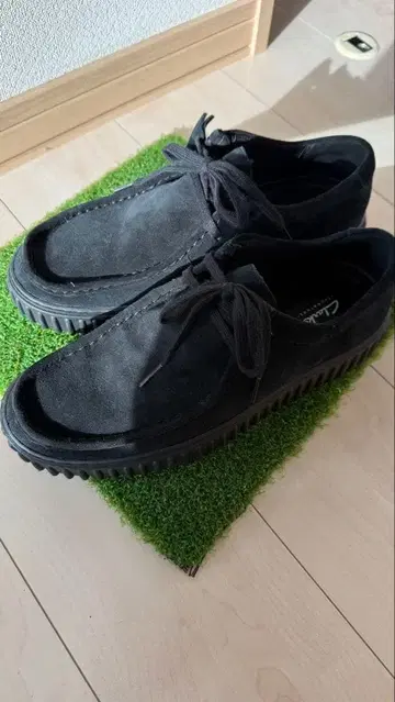 Clarks 블랙 스웨이드 모카신 토힐 로우