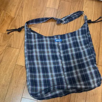 sequenz 체크 숄더백 엔도 마모루 착용