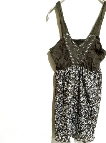 프릴 비쥬 장식 슬리브리스 튜닉