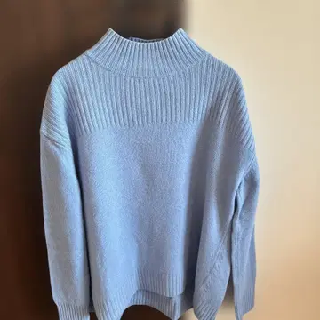 라이트 블루 하이넥 니트 스웨터