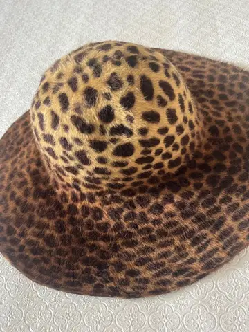 레오파드 무늬 와이드 챙 모자 레오파드