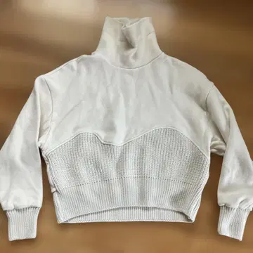 ZARA 아이보리 하이넥 크롭 맨투맨 S