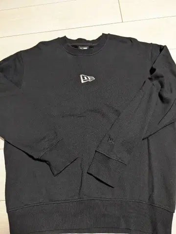 블랙 자수 로고 크루넥 맨투맨