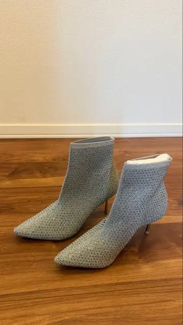 그레이 스틸레토 부츠 중간 굽