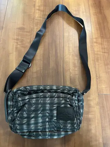 숄더백 그레이 계열 체크 무늬