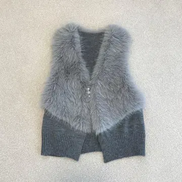 펄 버튼이 달린 퍼 베스트