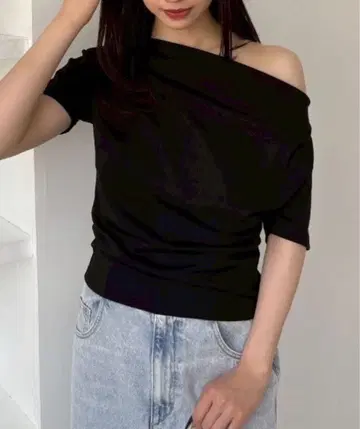 FRAY I.D 드레이프 넥 오프숄더 컷앤소 여성용 블랙