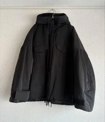 유니클로 x 화이트 마운티니어링 하이브리드 다운 오버사이즈 파카 블랙