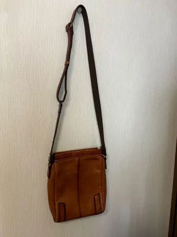 [ ACE ] 브라운 가죽 숄더백