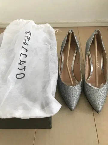 STACCATO 스타카토 라메 실버 하이힐 스터드 펌프스