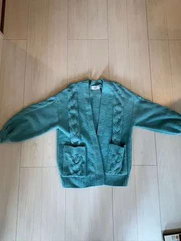 AZUL BY MOUSSY의 스카이블루 가디건입니다.