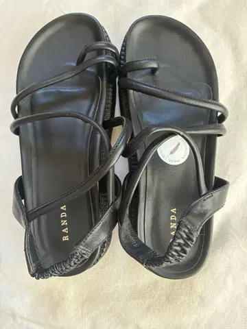 RANDA 블랙 스트랩 샌들 통굽