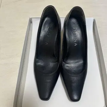 DIANA 블랙 스틸레토 하이힐