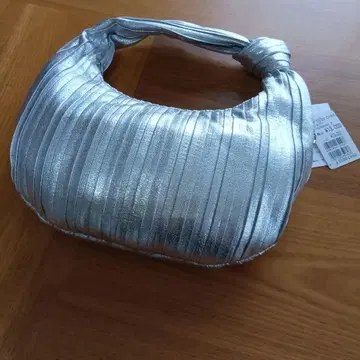 실버 플리츠 핸드백