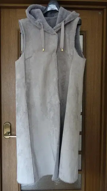 슬리브리스 롱 무스탕 코트 (후드 부착)