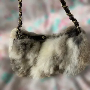 새상품급 퍼 핸드백 베이지 계열