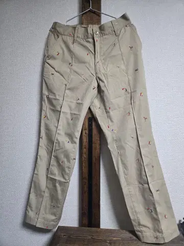 Phellow's 자수 베이지 치노 팬츠