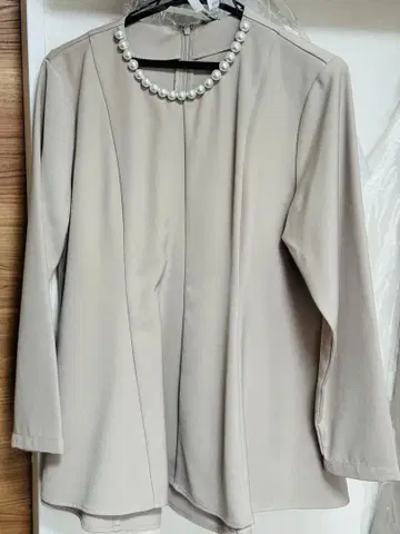 유어즈 펄 장식 헴라인 상의와 팬츠 셋업