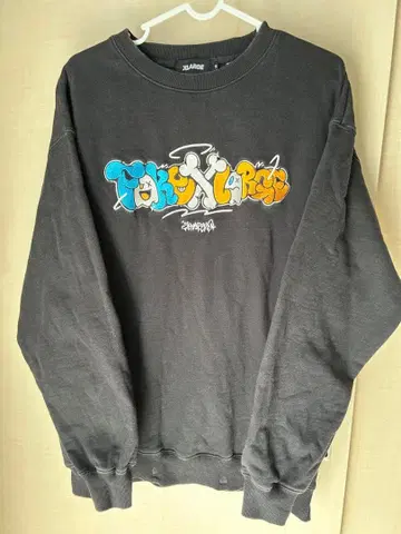 XLARGE x SAM BY PEN CREWNECK SWEAT