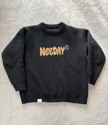 짧은 기장 니트 블랙 크루넥 스웨터