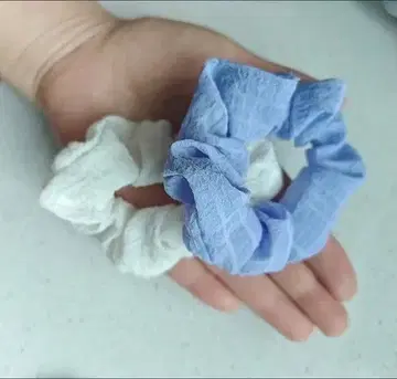 화이트와 파랑 원단 스크런치 2개 세트