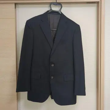 울 마크 부착 네이비 비즈니스 정장