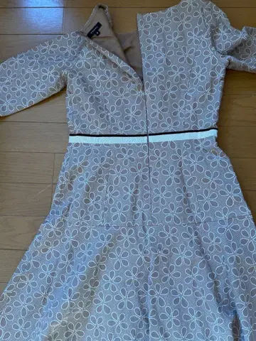 꽃무늬 자수 베이지 긴팔 플레어 원피스