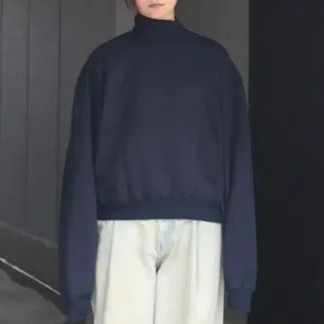 새상품급 BIBLIOTHERK 하이넥 디자인 맨투맨