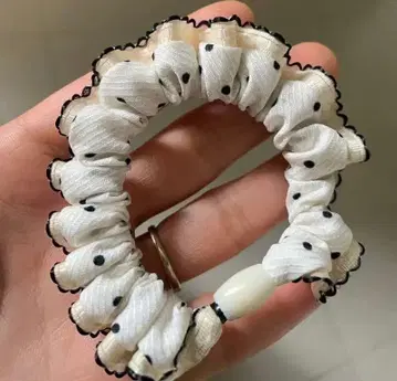 프릴 달린 화이트 도트 머리끈