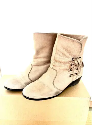 베이지 스웨이드 레이스업 부츠