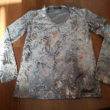 토네이도 마트 V넥 긴팔