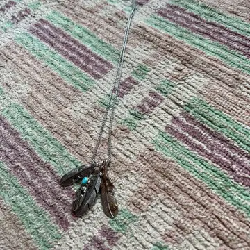 실버 깃털 모티브 목걸이