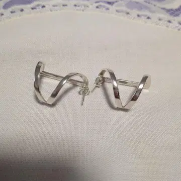 실버 후프 귀걸이 곡선 디자인