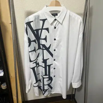 화이트 버튼업 셔츠